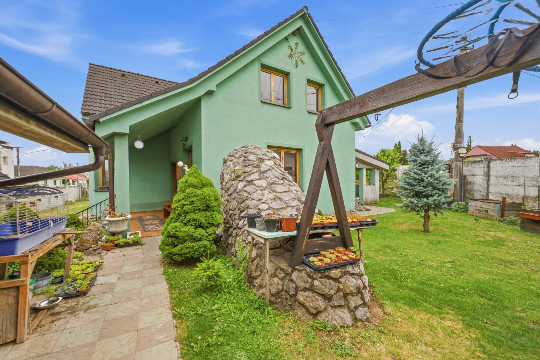 Záhrada priestranného 5-izbového rodinného domu s kamennou dekoráciou a upraveným pozemkom