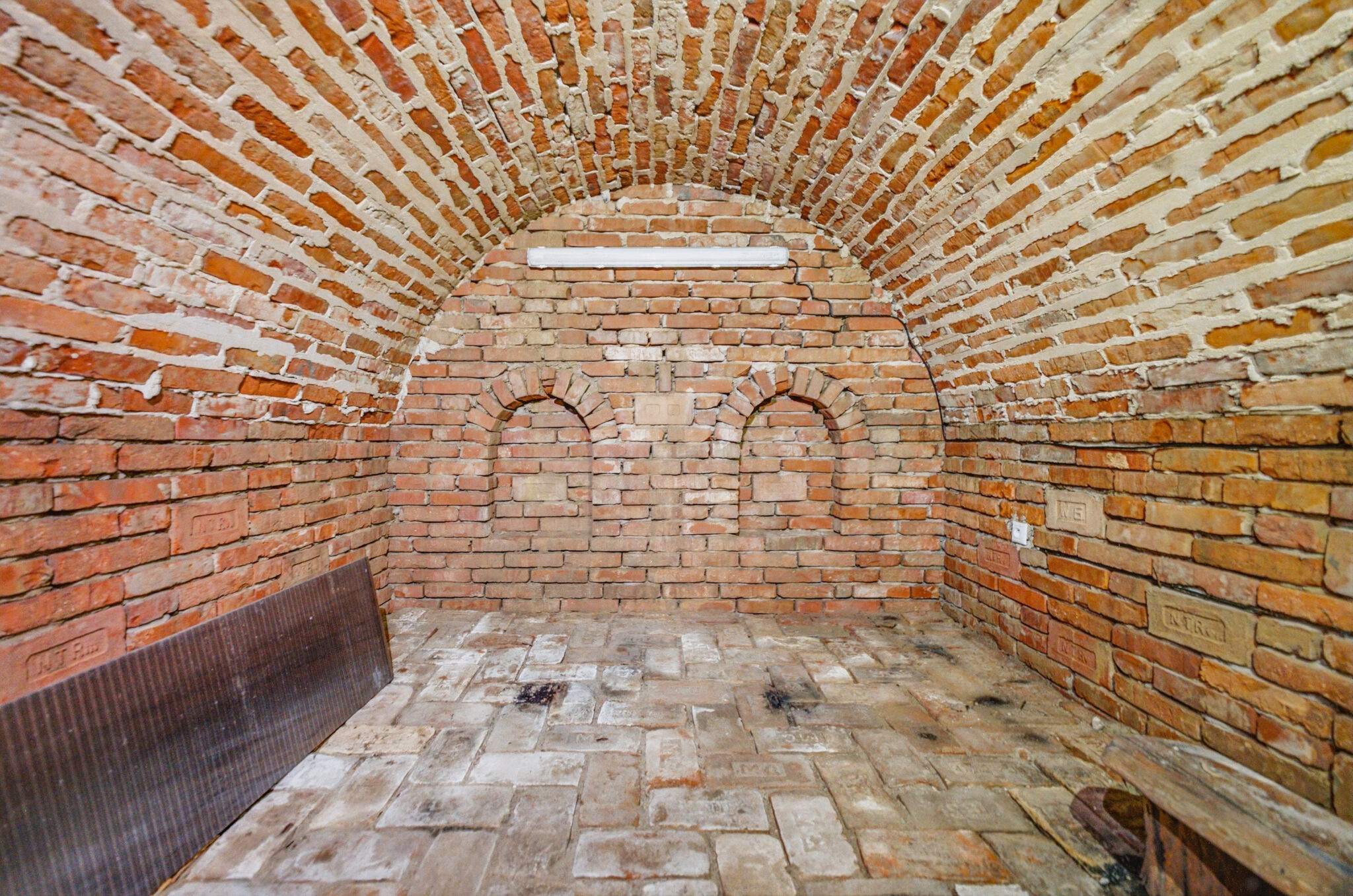 Historická klenbová pivnica z červených tehál v 5-izbovom rodinnom dome