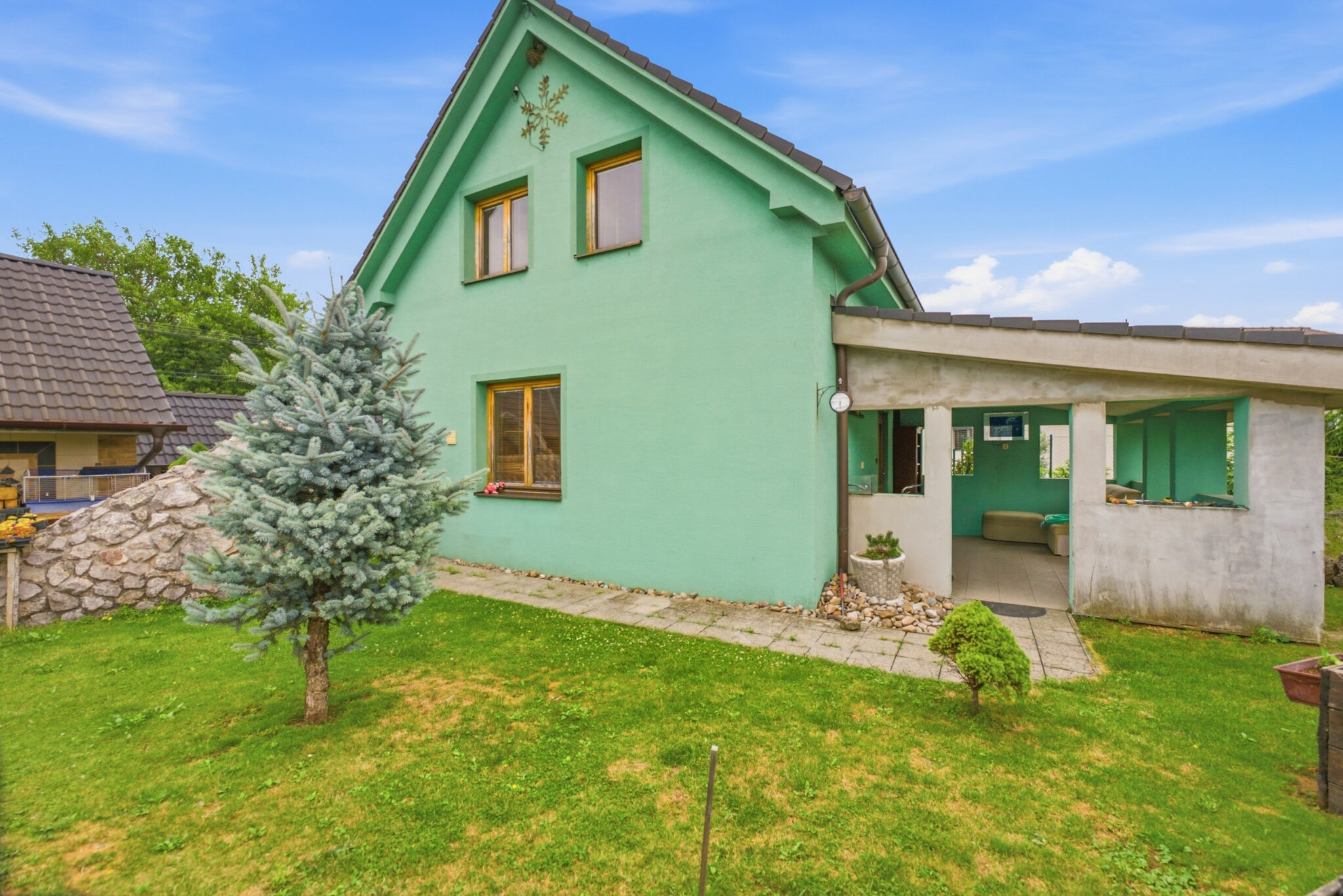 Zelený 5-izbový rodinný dom s letnou kuchyňou a upravenou záhradou