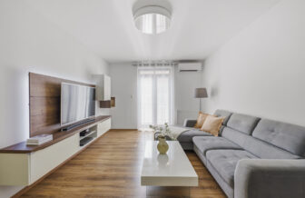 Moderná minimalistická obývacia izba s automatizovaným osvetlením a TV zostavou