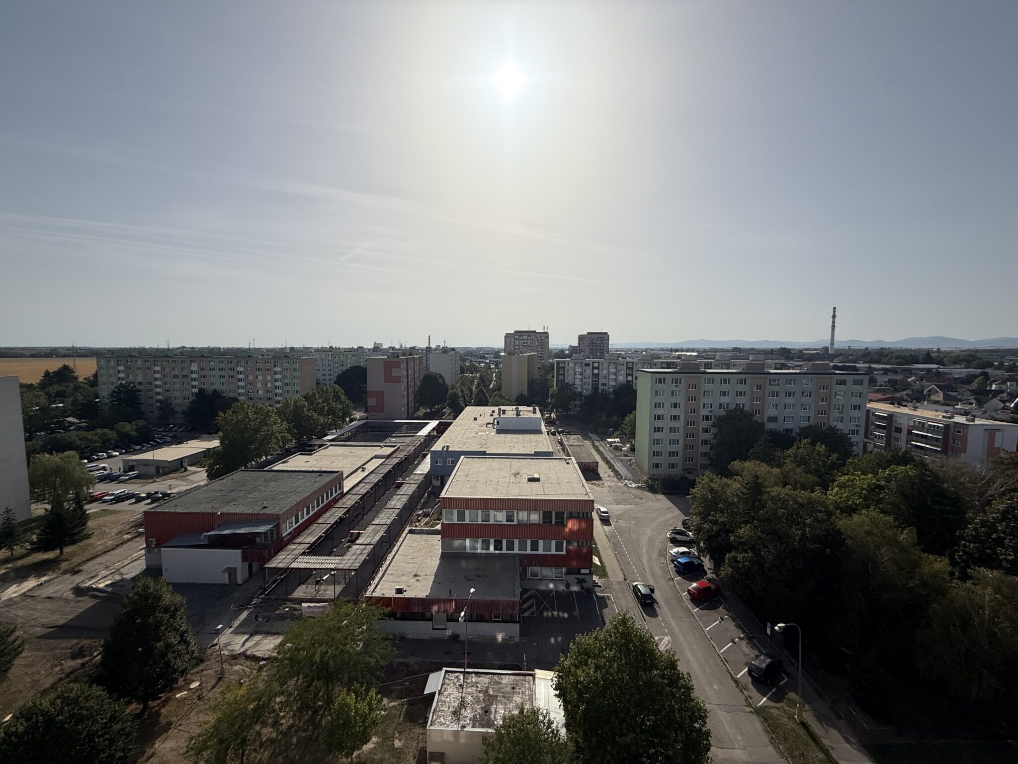 Výhľad z okna 3-izbového bytu na prenájom na ulici Generála Goliána na sídlisko v Trnave